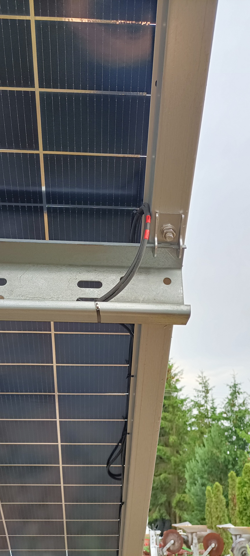 Panel fotowoltaiczny od dołu