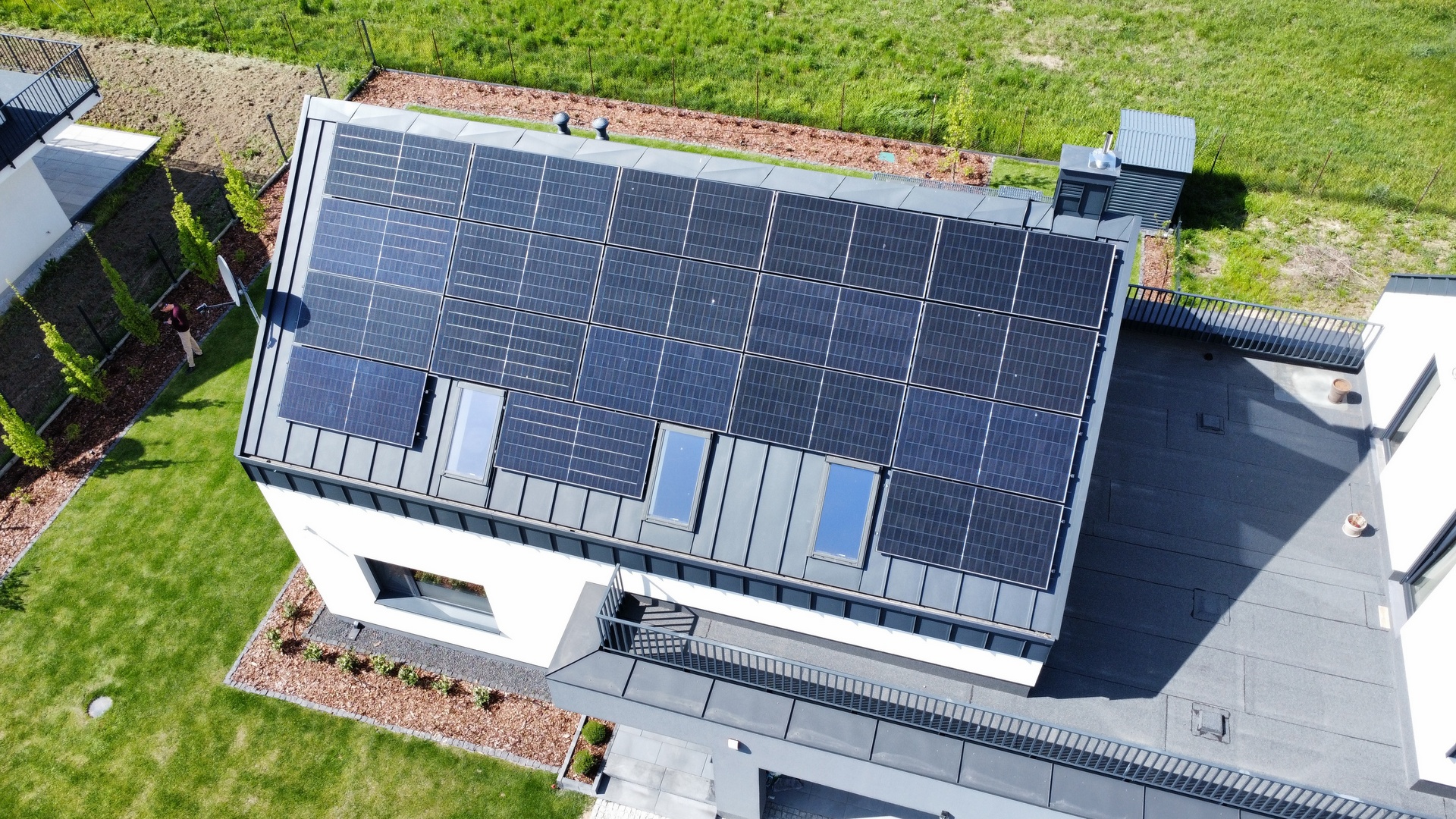 Panele fotowoltaiczne na nowoczesnym domu z drona