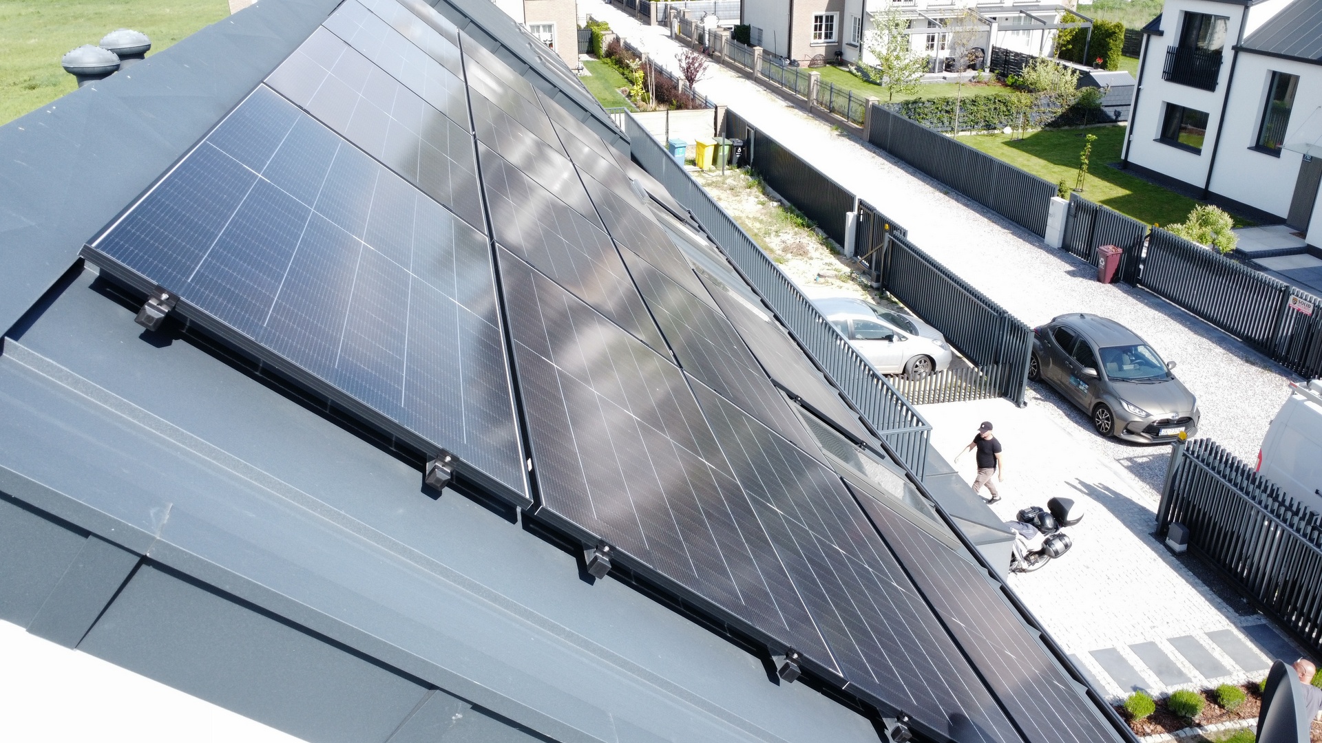 Panele fotowoltaiczne na nowoczesnym domu