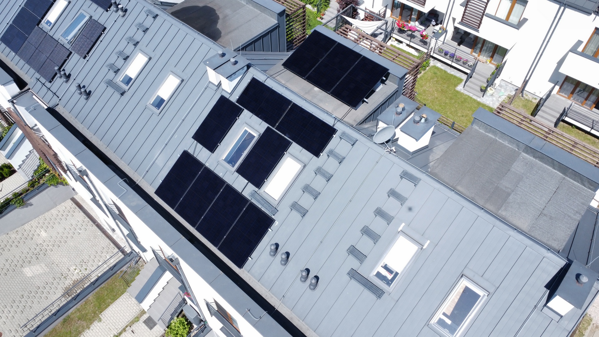 Panele fotowoltaiczne na domu z góry